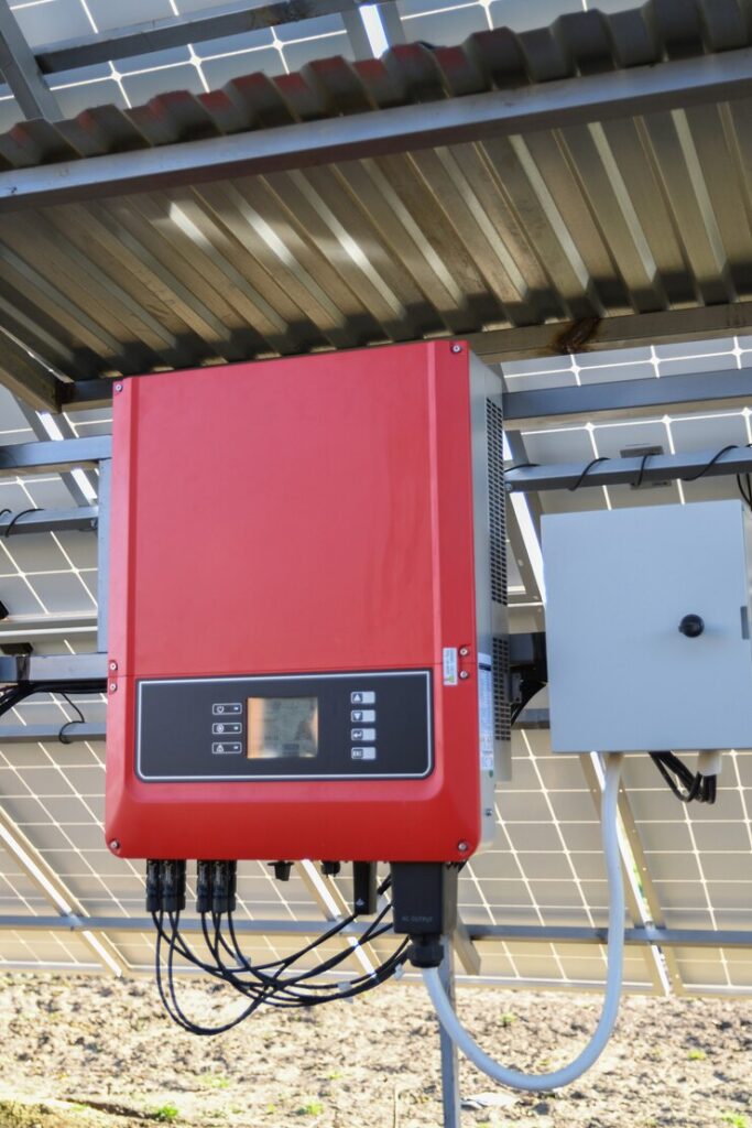 Rolul invertorului într-o instalație fotovoltaică